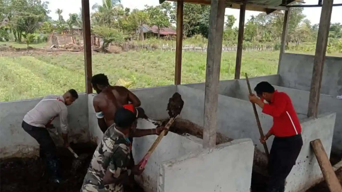 Satgas Binmas Mimika Ajarkan Produksi Pupuk Kompos Kepada Masyarakat
