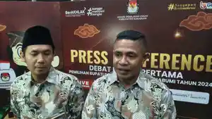Caption-Ketua-KPU-Kabupaten-Sukabumi-Kasmin-Bele-kanan-soal-debat.jpg