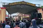Situasi-saat-massa-dari-DEMA-dibubarkan-preman-di-Polresta-Deli-Serdang.jpg