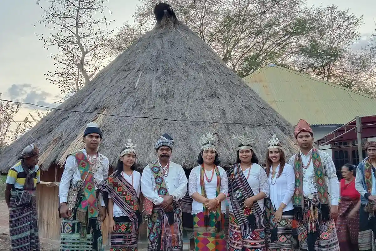 Anggota DPRD TTU Lakukan Ritual Adat Tsea Bife Fe’u di Desa Sekon 