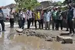 Bupati-Sidoarjo-Ahmad-Muhdlor-saat-melihat-kerusakan-jalan-di-Kecamatan-Tarik.jpg
