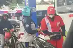 Petugas-pengisian-BBM-di-SPBU-14221248-Dora-Ervina-Risky-br-Perangin-Angin.jpg