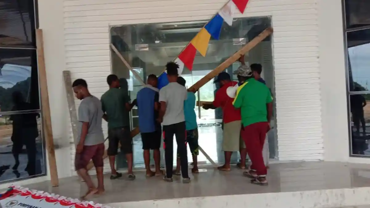 Kantor Bupati Dipalang Warga, Mendagri Diminta Revisi Penjabat Maybrat