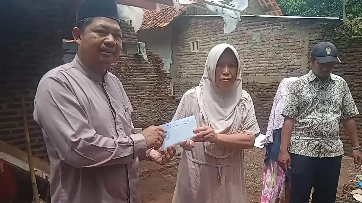 Baznas Batang Salurkan Zakat Rp 128 Juta Bagi Korban Puting Beliung