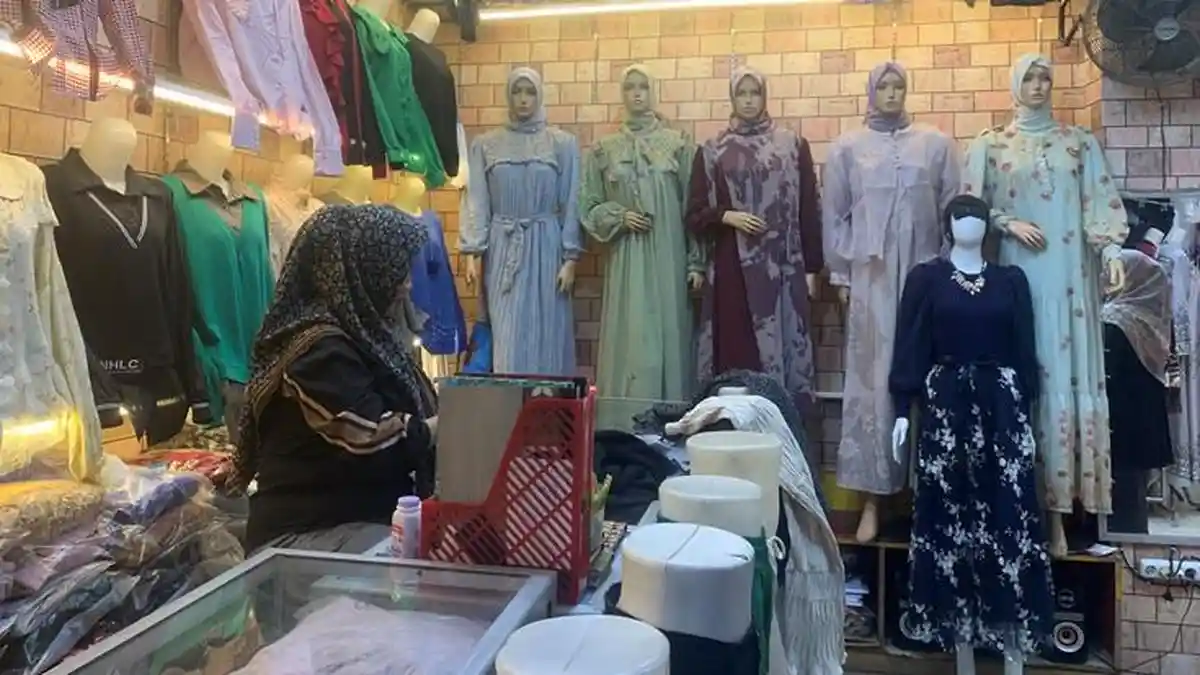Gamis dan Jilbab Pashmina Senada Jadi Tren Baju Lebaran di Bandar Lampung