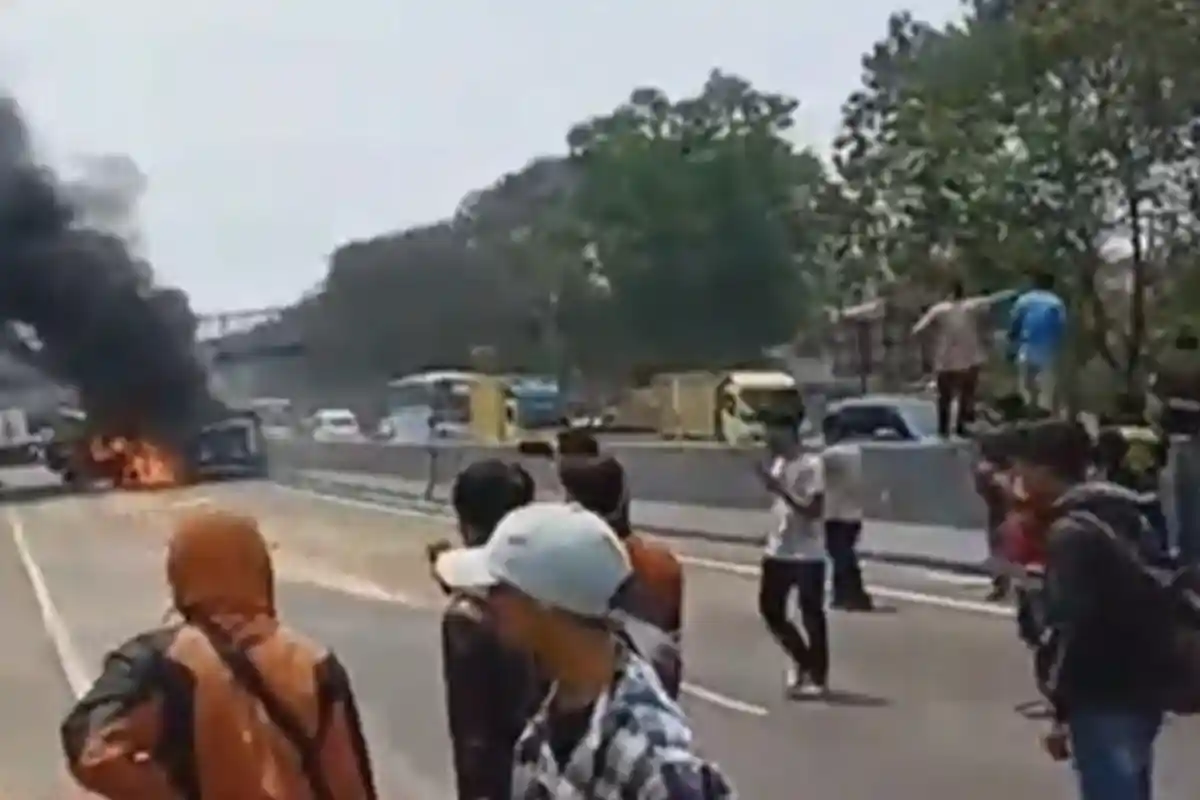 Update Kecelakaan Beruntun di Tol Cipularang - Libatkan 21 Kendaraan & Kondisi Korban yang Terbakar