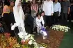BCL dan Putranya Ratapi Kepergian Ashraf Sinclair
