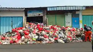 tumpukan-sampah-di-Cakung1.jpg