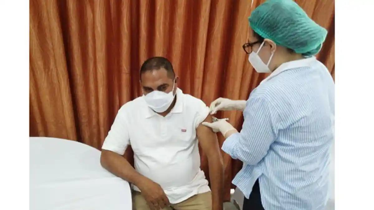 Sesudah Disuntik, Bupati Anton Dapat Kartu Vaksinisasi Covid-19