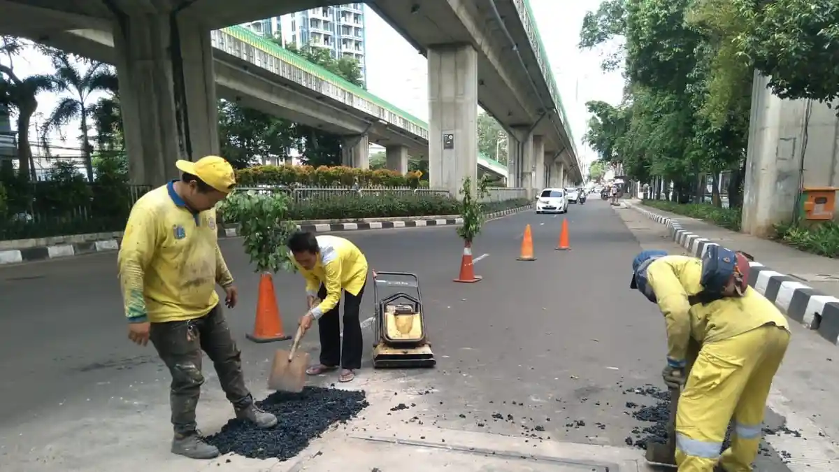 Jalan Amblas di Tendean Jaksel Diperbaiki, Kendaraan Sudah Bisa Melintas
