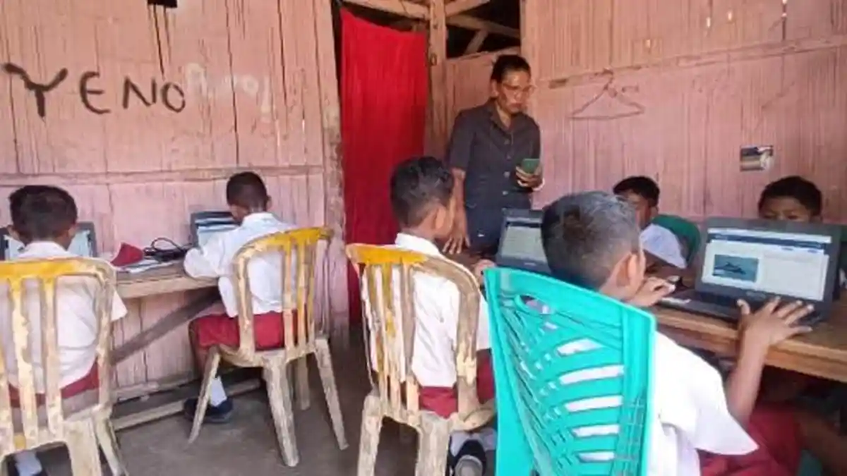 Siswa SDN Watulagar Sikka Tempuh Perjalanan 30 Kilometer Demi Jaringan Internet 