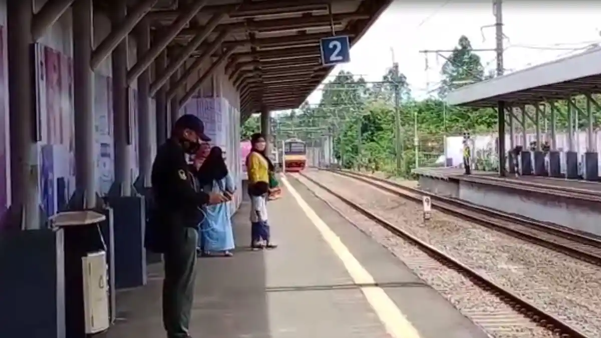 VIDEO: Operasional KRL Normal, Begini Suasana di Stasiun Rawa Buntu
