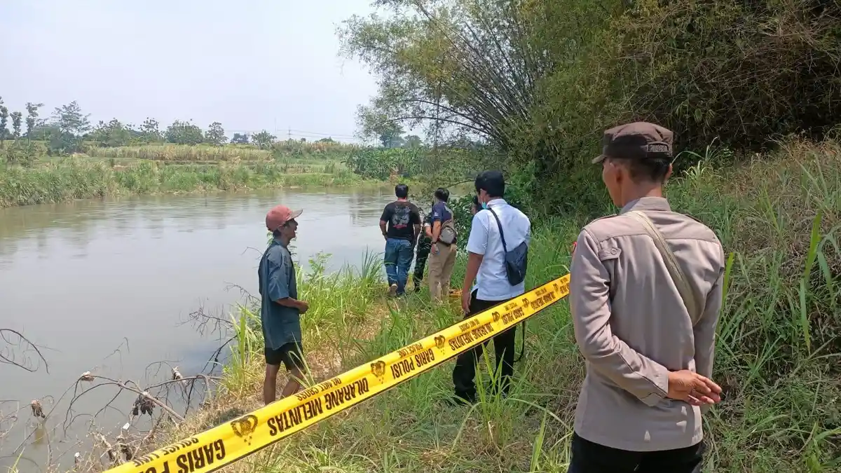 Geger! Mayat Pria Tanpa Identitas Mengapung Tersangkut Ranting di Sungai Brantas Kediri 
