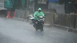 HUJAN-DERAS-Seorang-pengedara.jpg