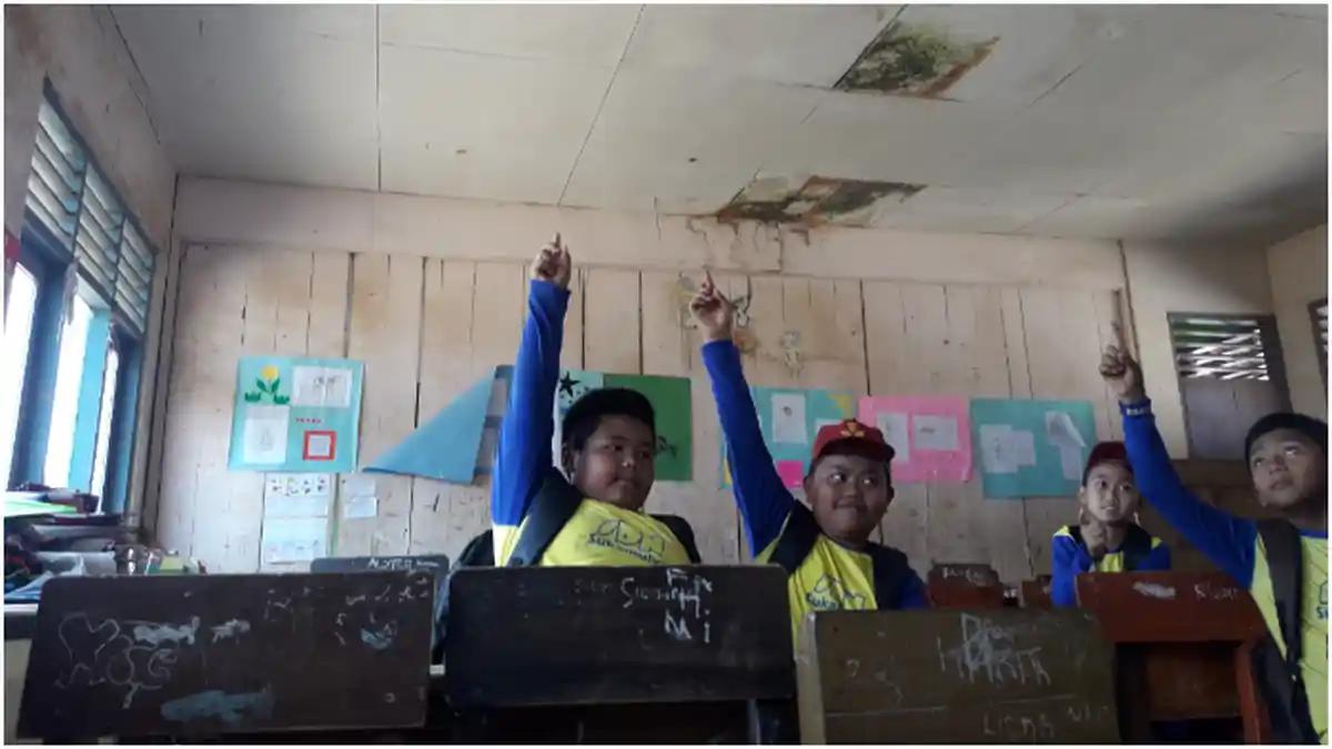Ini Cerita Guru Saat Menemukan Langit-Langit Kelas di SDN Sukamulya Ambruk