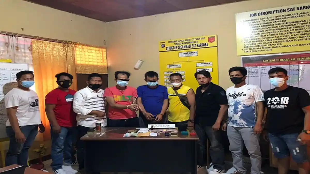 2 Lelaki Pariaman Diduga Miliki Sabu dan Ganja, Ketua RT dan Warga Saksikan Penggeledahan Mereka