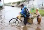 Banjir Rob Lumpuhkan Jalan Pantura