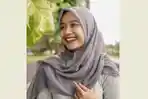 tren-hijab-2021-motif-polos-dan-warna-soft.jpg