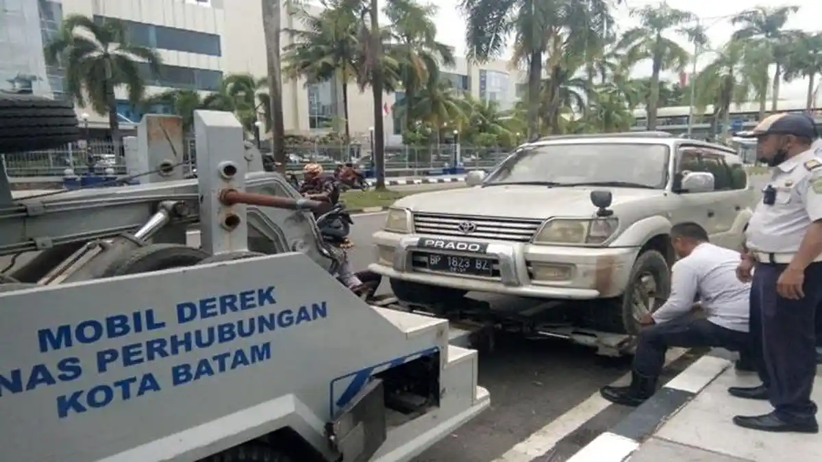 Parkir Sembarangan, Satu Mobil Toyota Prado Kena Derek Petugas Dishub Batam