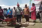 Letakkan Batu Pertama Gereja KINGMI Yonggime, Wabup Jayawijaya Ajak Jemaat Bangun Kualitas Iman