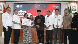 Wali-Kota-Lhokseumawe-Dr-Sayuti-Abubakar-serahkan-bantuan-utk-balita-bocor-jantung.jpg