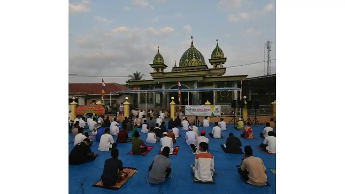 Salat Idul Adha di Bekasi, Ridwan Kamil Berikan Sapi 1 Ton untuk Warga Desa Sukabudi
