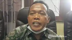 ketua-komisi-iii-dprd-sumenep-dul-siam-saat-memberikan-keterangan-jumat-2622021.jpg