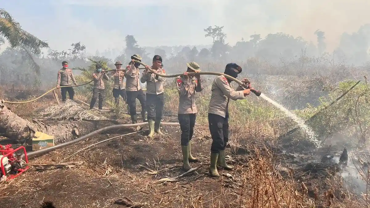 Brimob Batalyon C Pelopor Turun Tangan Padamkan Karhutla di Nagan Raya