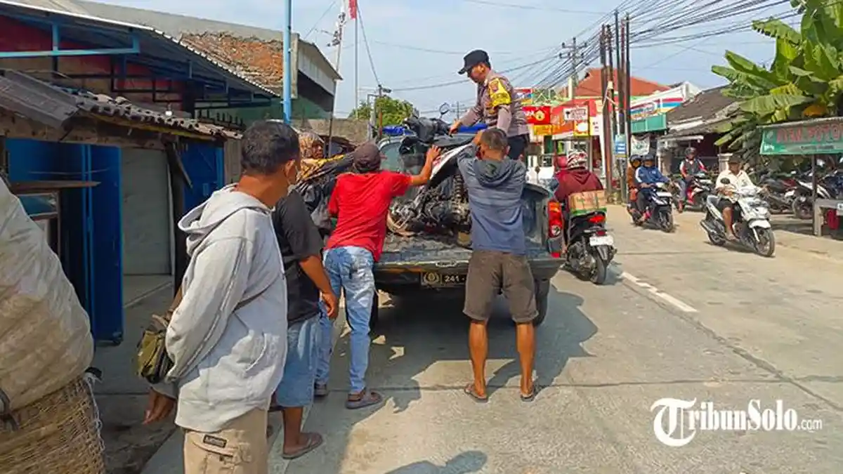 Jenazah Ojol Terlindas Truk di Karanganyar Jateng Dibawa ke RSUD dr Moewardi Solo