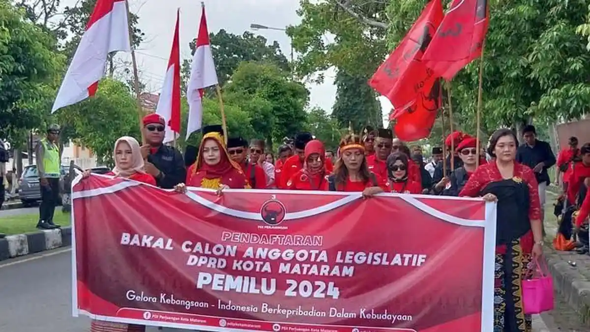 PDIP Kota Mataram Tampilkan Atraksi Peresean Saat Daftar Bacaleg di KPU