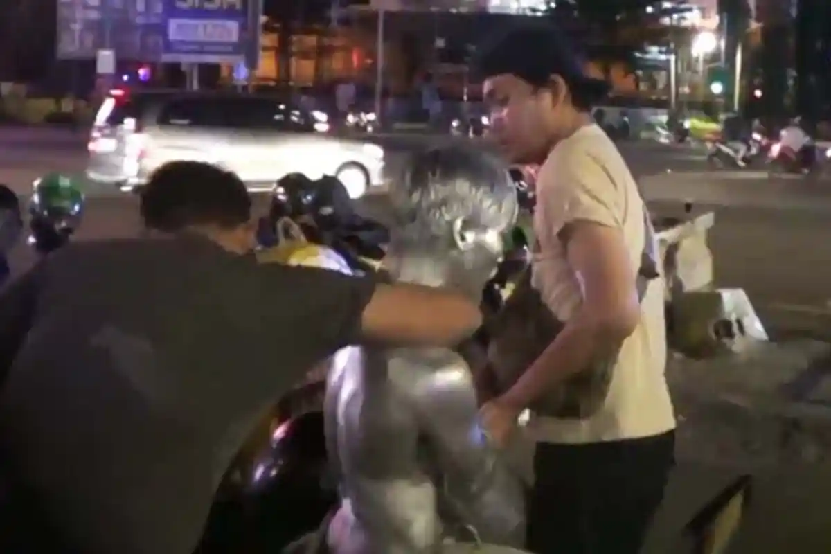 Ironis, Rizky Si Manusia Silver Kembali ke Jalan Meski 10 Bulan Rehabilitasi dan 6 Bulan Berlayar