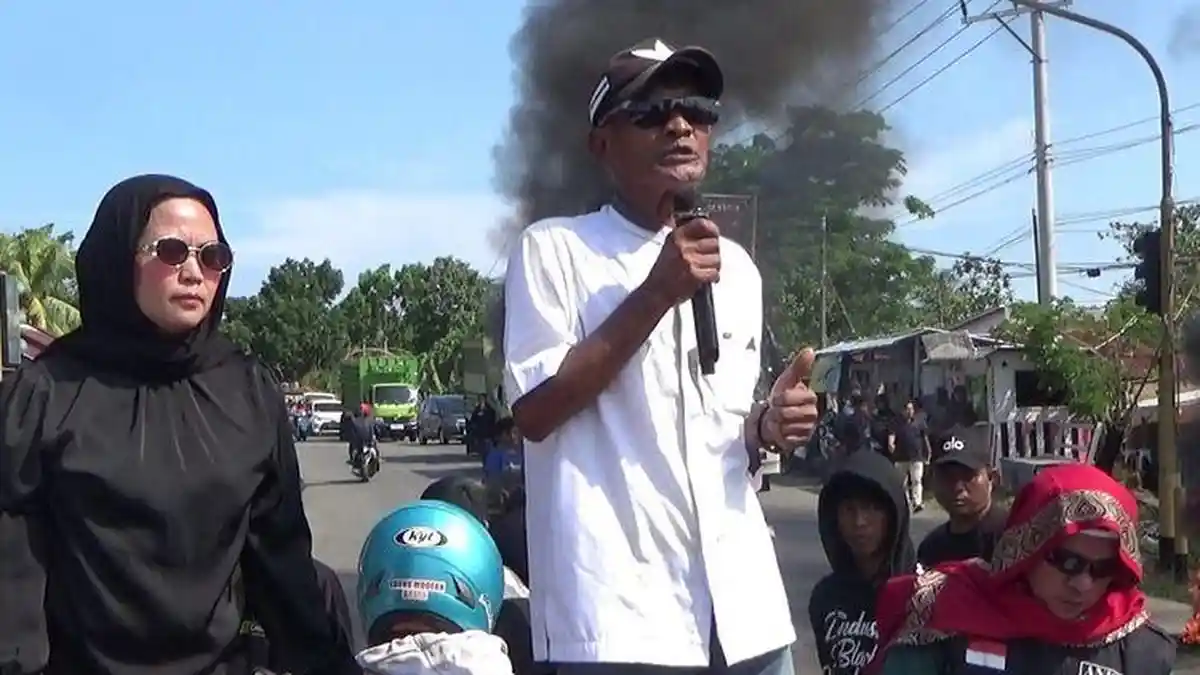 Warga Bua Luwu Blokade Jalan Trans Sulawesi, Protes Rekrutmen PT BMS yang Dinilai Tak Adil