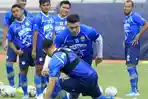 pemain-persib-bandung-fabiano-beltrame-tengah-berusaha.jpg