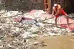 Pengangkatan Sampah di Pintu Air Manggarai