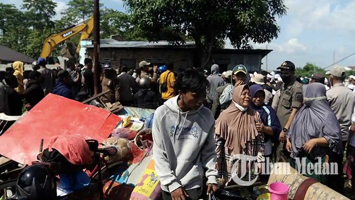 Berita Foto: Suasana Penertiban Bangunan yang Berdiri di Areal Lahan HGU Sampali Ricuh - 07062023_PENERTIBAN_BANGUNAN_DANIL_SIREGAR_2jpg.jpg