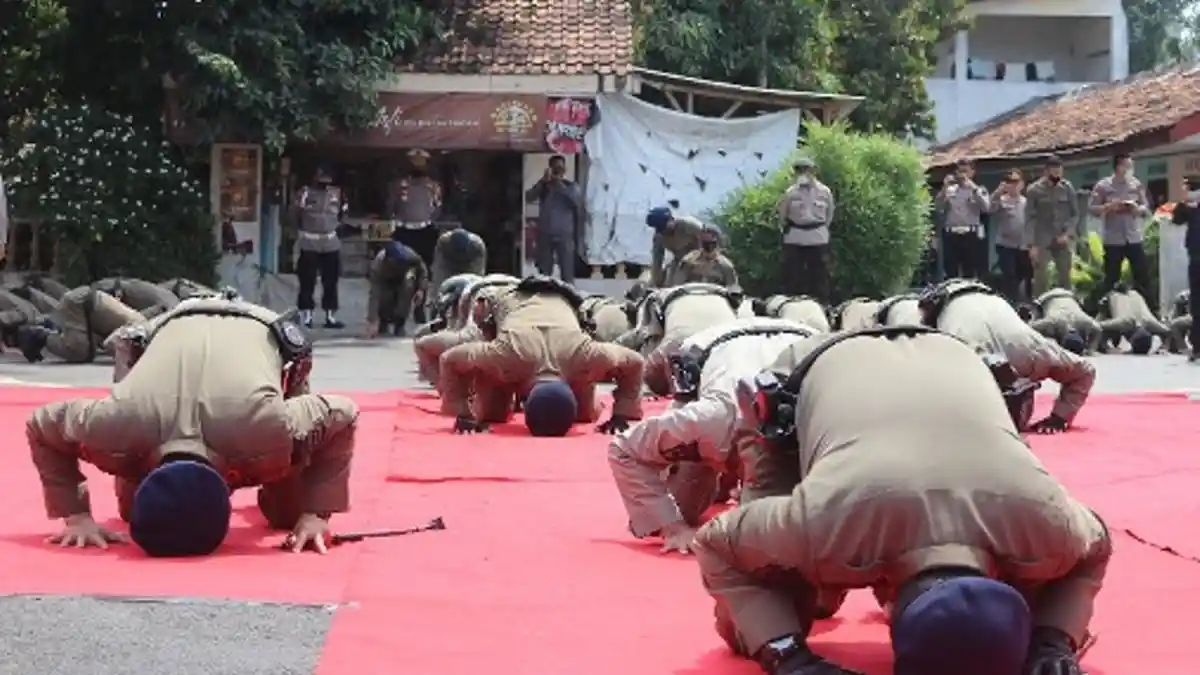 Pulang Tugas di Papua, Brimob Polda Lampung Sujud Syukur