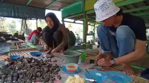 TIRAM-BAKAR-Yaftah-bersama-teman-temannya-menikmati-kukiner-tiram-bak.jpg