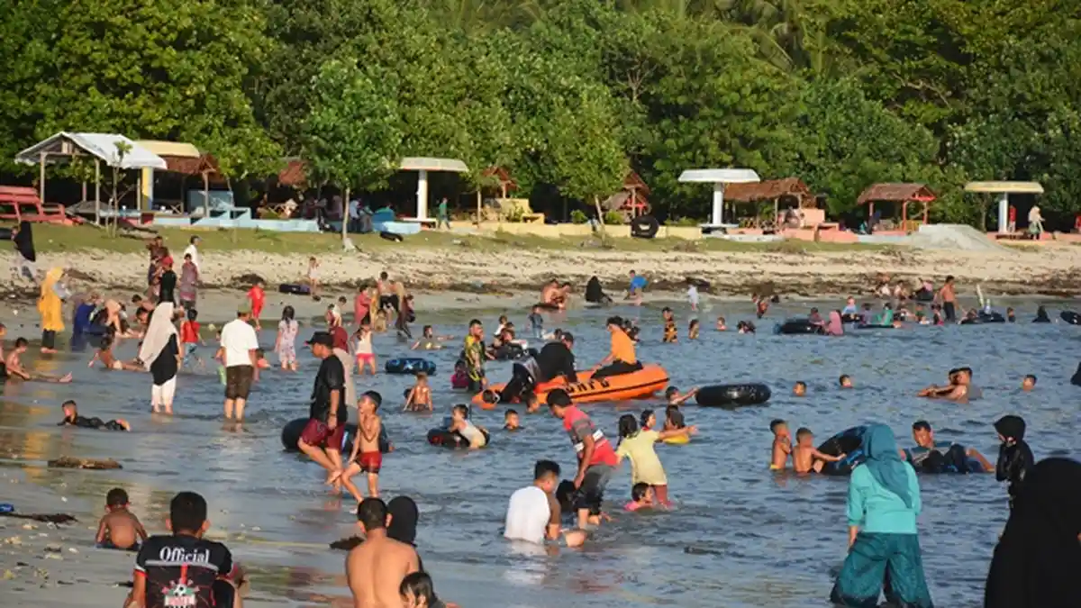 Warga Padati Pantai Lhok Bubon Pada Hari Tahun Baru