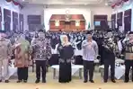 Gubernur-Jawa-Timur-Khofifah-saat-berikan-bonus-apresiasi-pada-pemenang-MQK.jpg