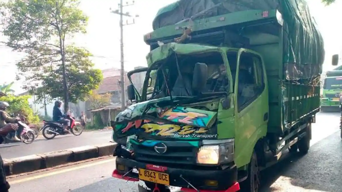 Kecelakaan 2 Truk di Jombang, Hino Tabrak Kendaraan Berhenti saat Lampu Merah