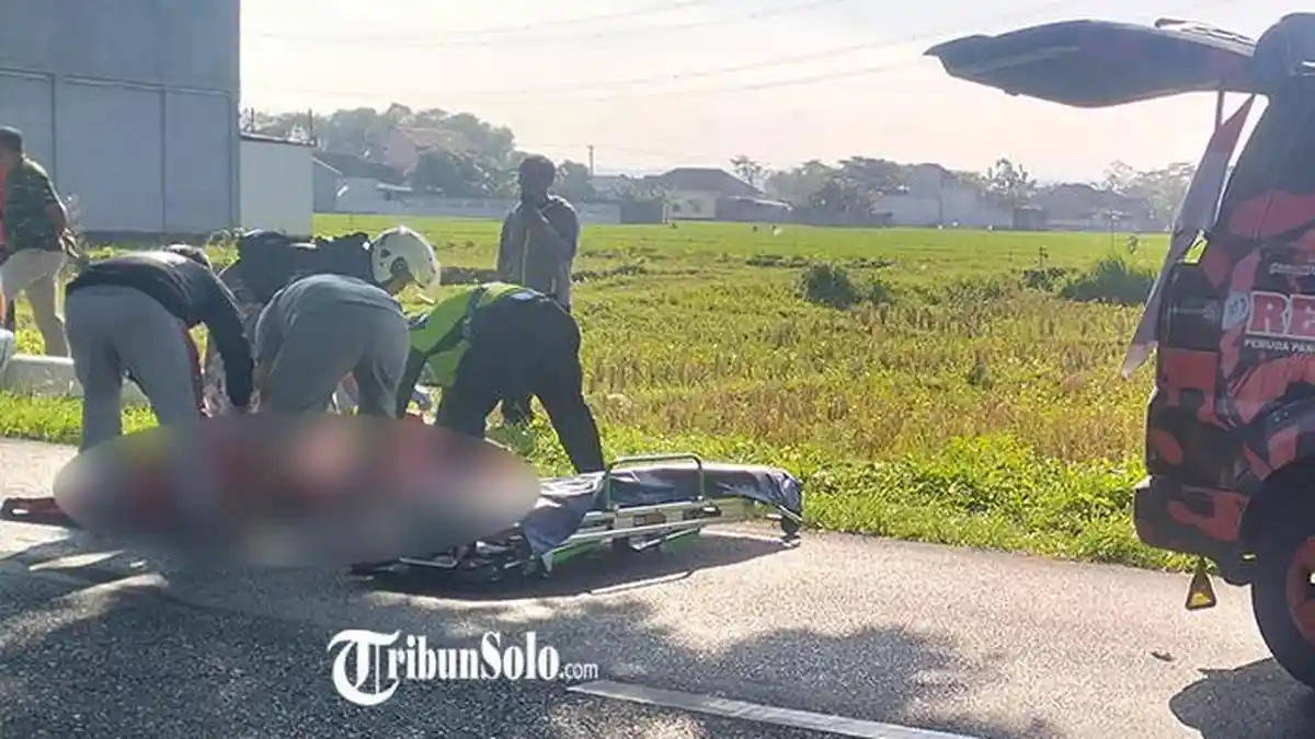 3 Motor Terlibat Kecelakaan di Tegalgede Karanganyar: Tuminem Tewas, Suaminya Hanya Lecet