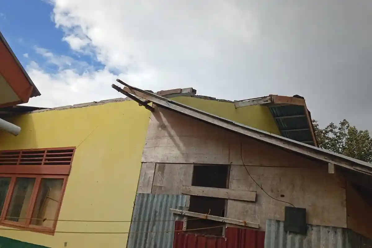 Atap SDN 17 Gobah Agam Rusak Diterjang Angin Puting Beliung, Pihak Sekolah Minta Tolong Bupati