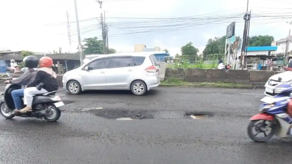 Pemkab Karawang Segera Perbaiki Jalan Rusak dan Tingkatkan Kualitasnya