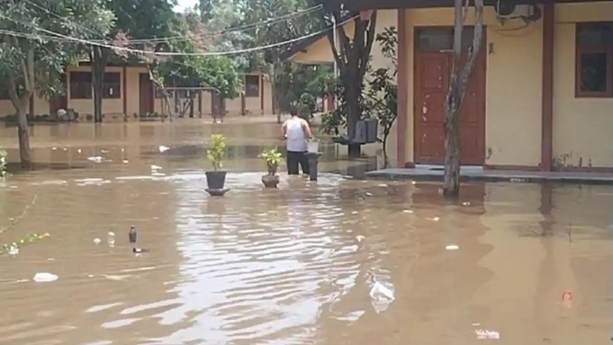 Banjir Situbondo juga Genangi Sekolah, Perkantoran, dan Puskesmas