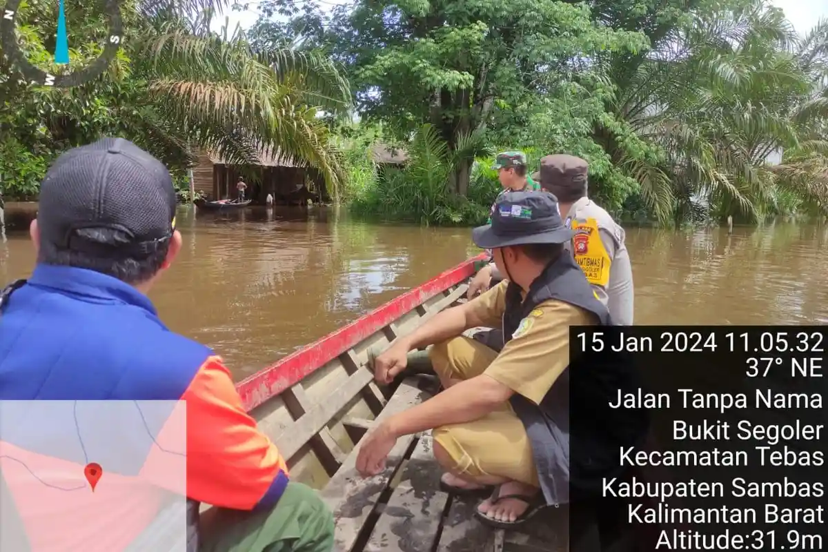 Banjir di Desa Bukit Segoler Sambas, Warga Terpaksa Beraktivitas dengan Perahu