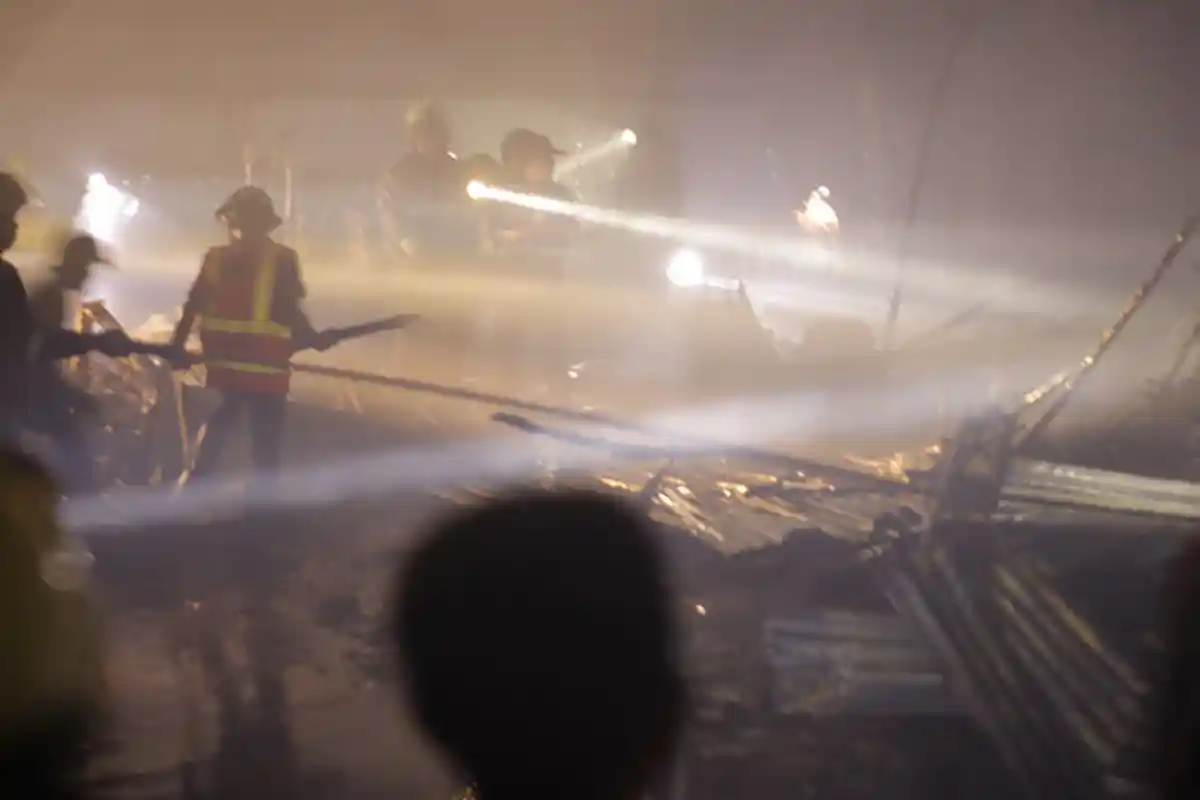 Diduga karena Puntung Rokok, Satu Unit Gudang Berisi Hasil Kerajinan dari Kayu dan Rotan Terbakar