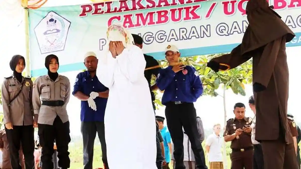 Penonton Hukuman Sorak-Sorai Saat Terpidana Tersenyum saat Cabukan Terakhir