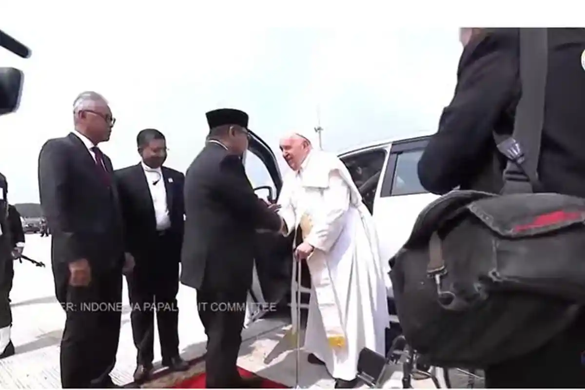 Paus Fransiskus Sudah Tinggalkan Indonesia Menuju Papua Nugini