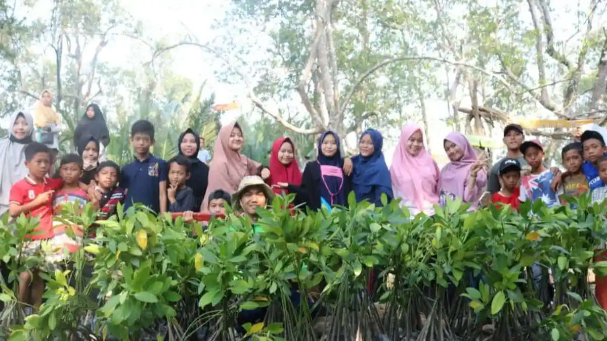 Mahasiswa KKL IAIN Pontianak Bersama Warga Tanam Pohon Mangrove di Jeruju Besar