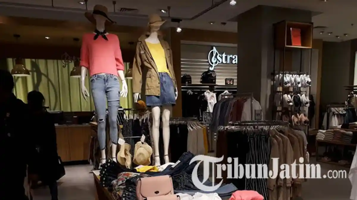 Paling Digemari Anak Muda, Koleksi Tropical dari Stradivarius Store Surabaya Ini Wajib Kamu Punya